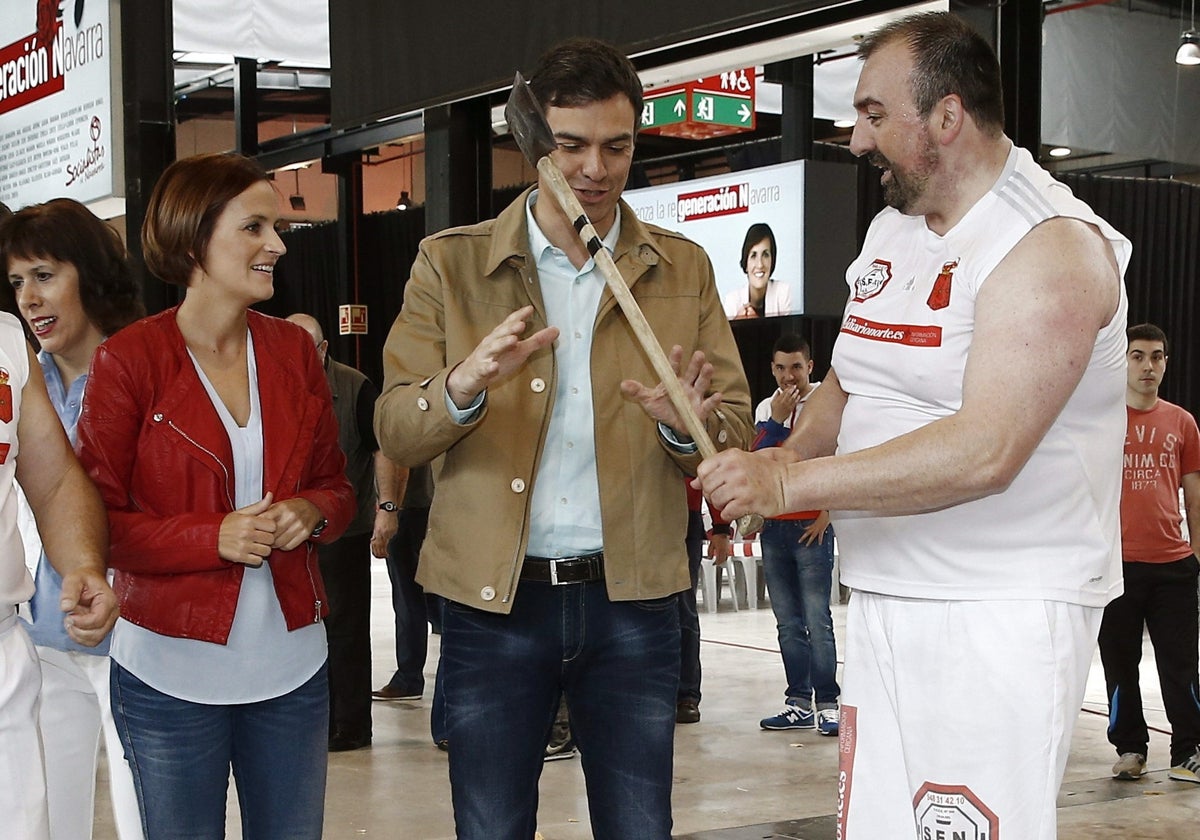 Koldo García enseña el filo de un hacha a Pedro Sánchez tras la exhibición de varios aizkolaris, en 2015 en Pamplona