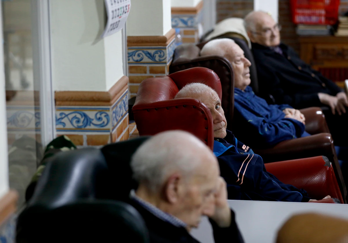 Una hilera de hombres mayores en una residencia de Córdoba