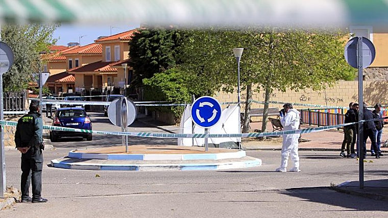 Un guardia civil del Laboratorio de Criminalística de Toledo fotografía la zona donde se cometió la ejecución