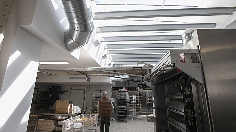 Interior del obrador de la panadería