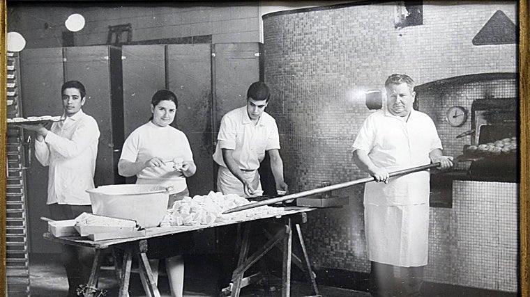 A la derecha, con la pala del horno, Ángel Roldán León. Junto a él, su yerno, Jesús Cañete, su hija, Ángela Roldán, y con la bandeja, Joaquín Cañete, haciendo magdalenas, en una imagen de 1963