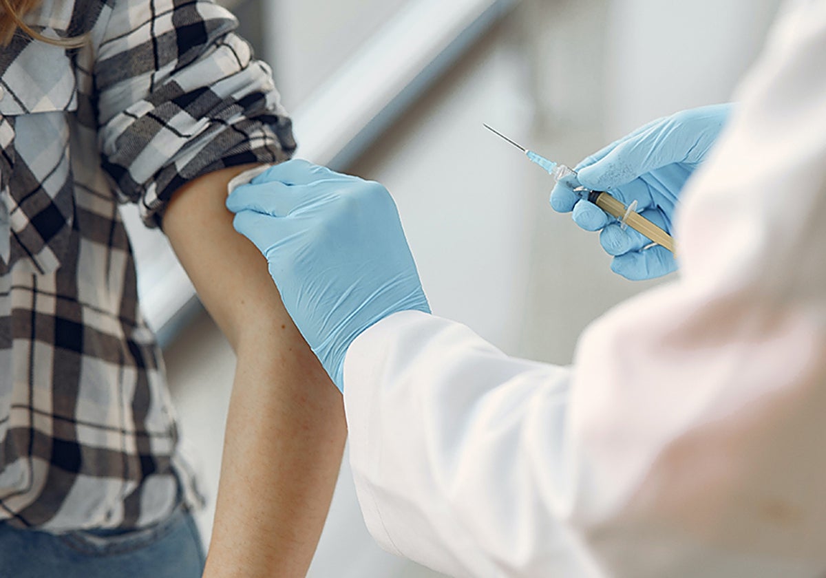 Un sanitario vacuna a una adolescente