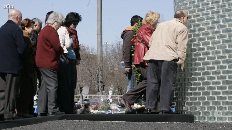 Familiares de víctimas intentan ver el interior del monumento en su inauguración