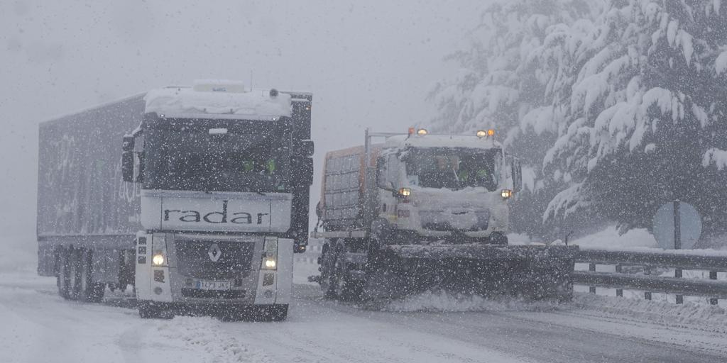 La nieve llega a las carreteras españolas y provoca cortes y camiones embolsados