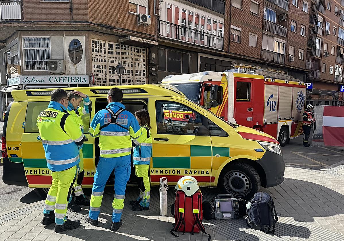 Sanitarios del Summa-112 en el lugar donde ha ocurrido el accidente laboral