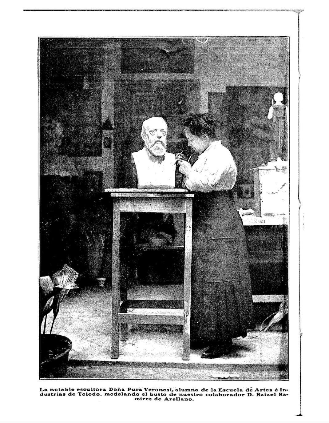 1916 Toledo. Foto de Pura modelando el busto de D. Rafael Ramírez de Arellano que aparece en el nº 16 de revista Vida Castellana). https://patrimoniofemeninoencastillalamancha.wordpress.com/