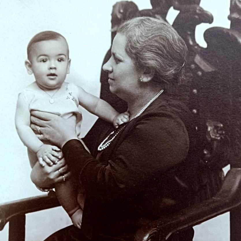 Pura con su primer nieto, Miguel Zamora Nodal (1932) Fuente: álbum familiar