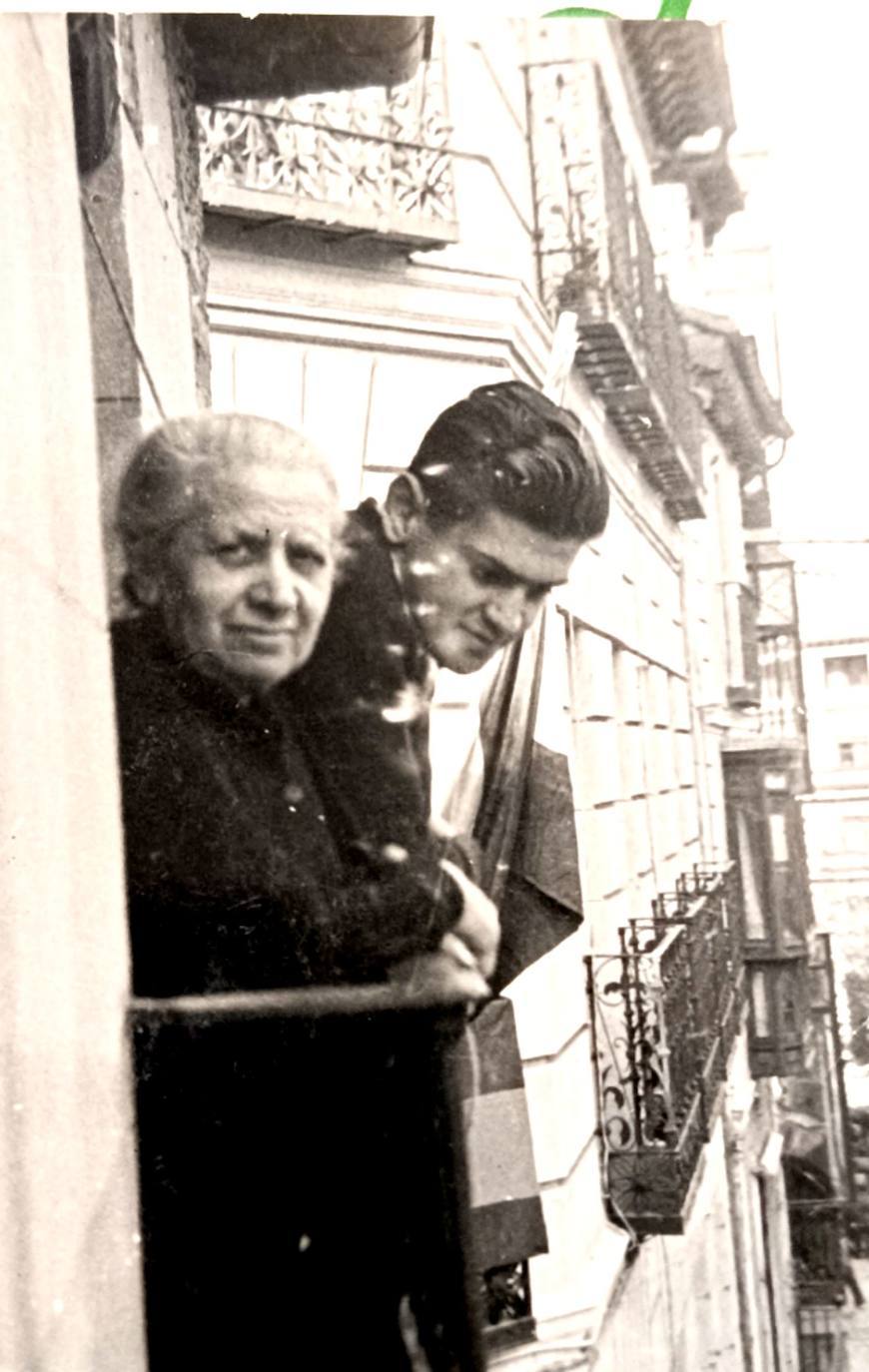 Imagen “robada” de Pura (no le gustaba mirar a cámara) con su nieto Miguel Zamora Nodal, viendo la procesión del Corpus a su paso por la Calle Ancha (alrededor de 1950). Fuente: álbum familiar