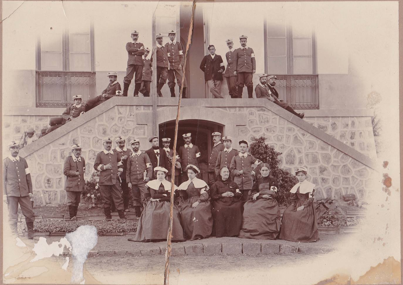 (noviembre1898). Pura Veronesi, en primer plano, es la segunda por nuestra izquierda. Imagen facilitada por Ana Benedicto, responsable del Museo y Centro Documental de Cruz Roja de Tenerife.