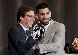 Almeida recibe a Ilia Topuria en Cibeles: «Esperamos verte contra McGregor en el Bernabéu pronto»