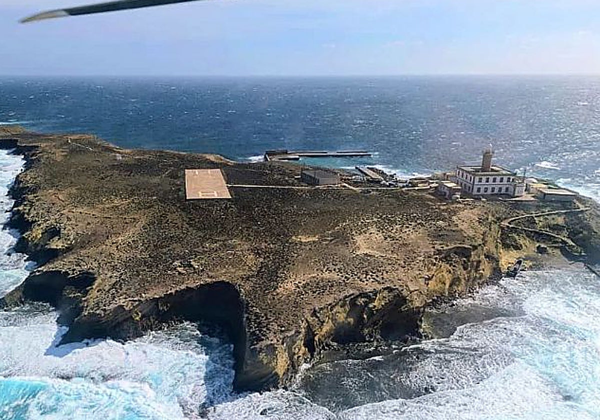 Imagen difundida por Almería Aérea del aterrizaje del Helimer Leonardo 139 de Salvamento Marítimo en la Isla de Alborán