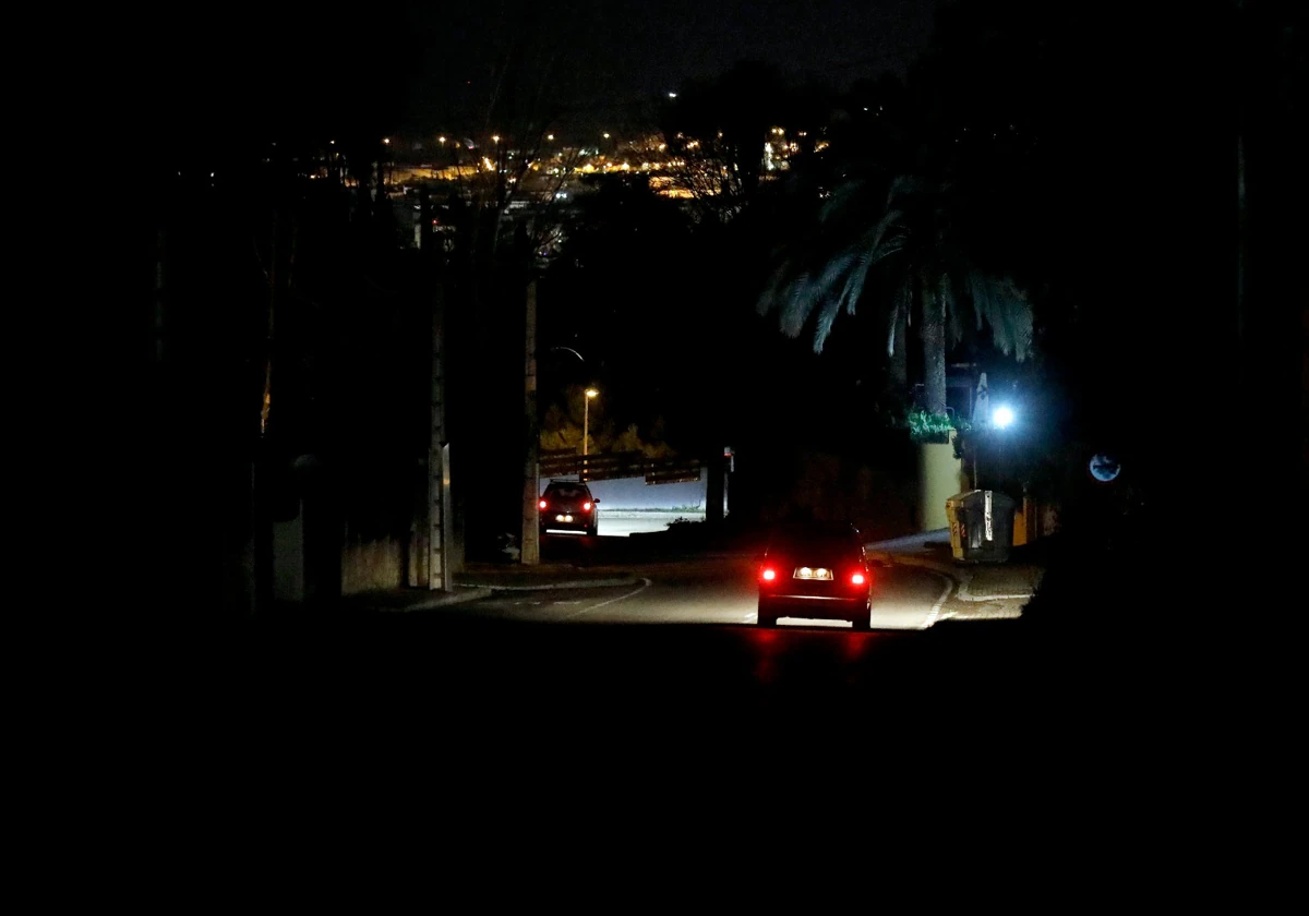 Dos coches bajan por la avenida del Brillante en su parte más alta