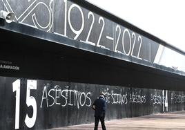 Pintadas de 'asesinos' en el estadio del Burgos tras vincular al agresor del vallisoletano con grupos ultras de extrema izquierda