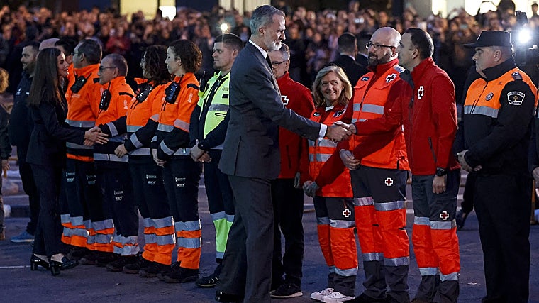 Imagen del Rey en la zona cero del incendio de Campanar
