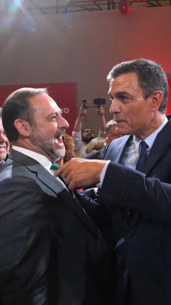 José Luis Ábalos saluda a Pedro Sánchez en una imagen de archivo de septiembre de 2019