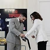 Ayuso recibe a Topuria tras el desplante de Sánchez: «Estamos orgullosos de tu cariño a España»