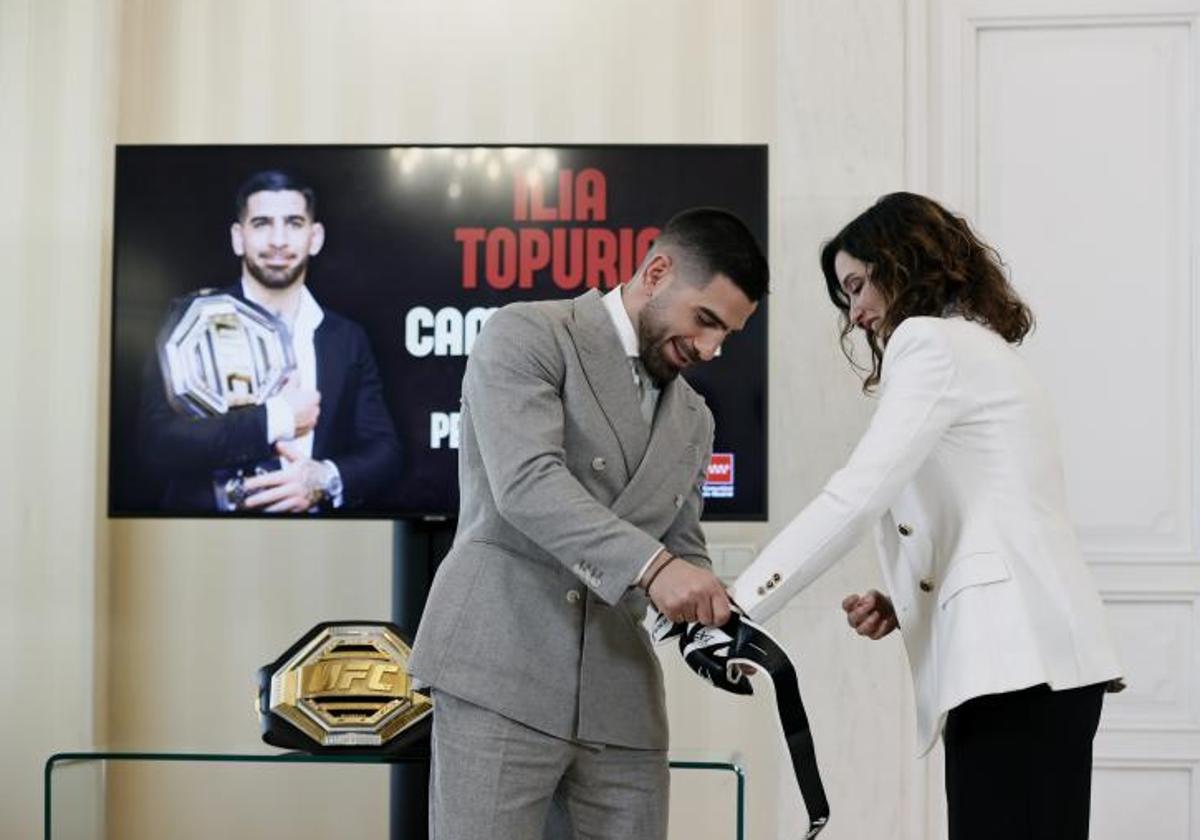 El campeón mundial de artes marciales mixtas, Ilia Topuria, junto a la presidenta de la Comunidad de Madrid, Isabel Díaz Ayuso Real Casa de Correos
