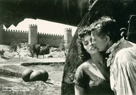 Sophia Loren y Cary Grant, en un fotograma de 'Orgullo y Pasión', con las murallas de Ávila al fondo
