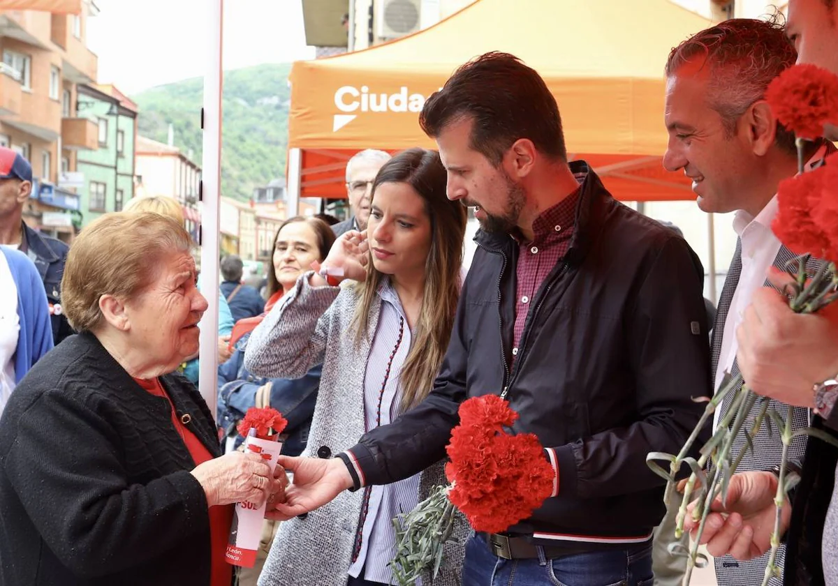 Luis Tudanca, junto a Nuria Rubio, en Cistierna durante una campaña electoral