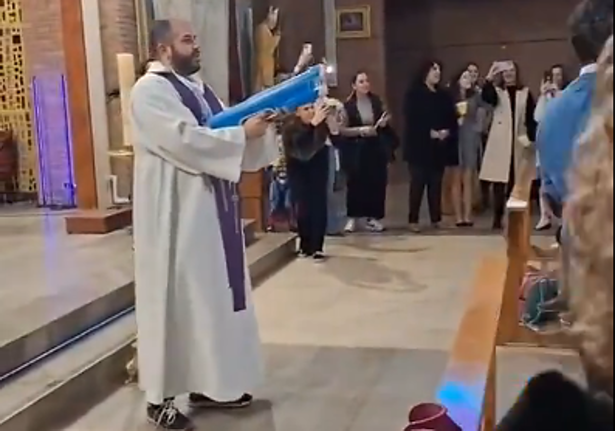 El cura de Algeciras con la pistola de agua