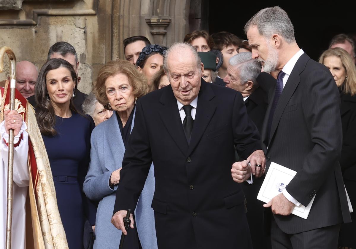 El Rey Felipe con Don Juan Carlos y Doña Letizia