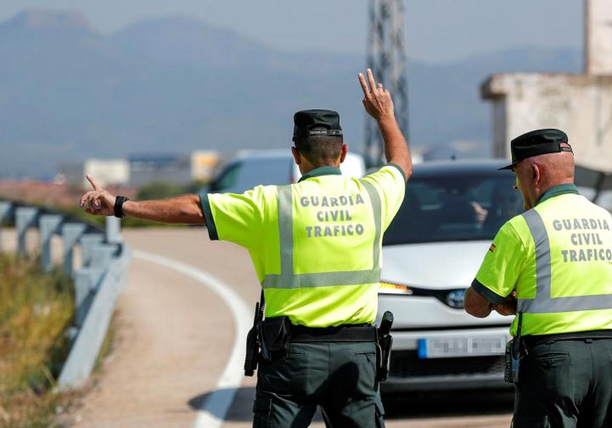 Imagen de archivo de dos agentes de tráfico de la Guardia Civil