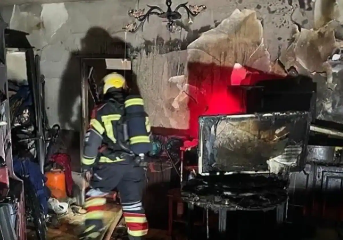 Bomberos trabajando en la extinción de un incendio, en imagen de archivo