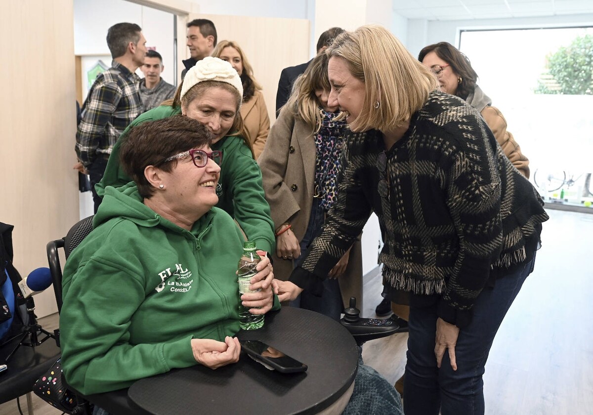 La consejera de Familia e Igualdad de Oportunidades, Isabel Blanco, saluda a miembros de la Asociación de Enfermos de ELA de Castilla y León