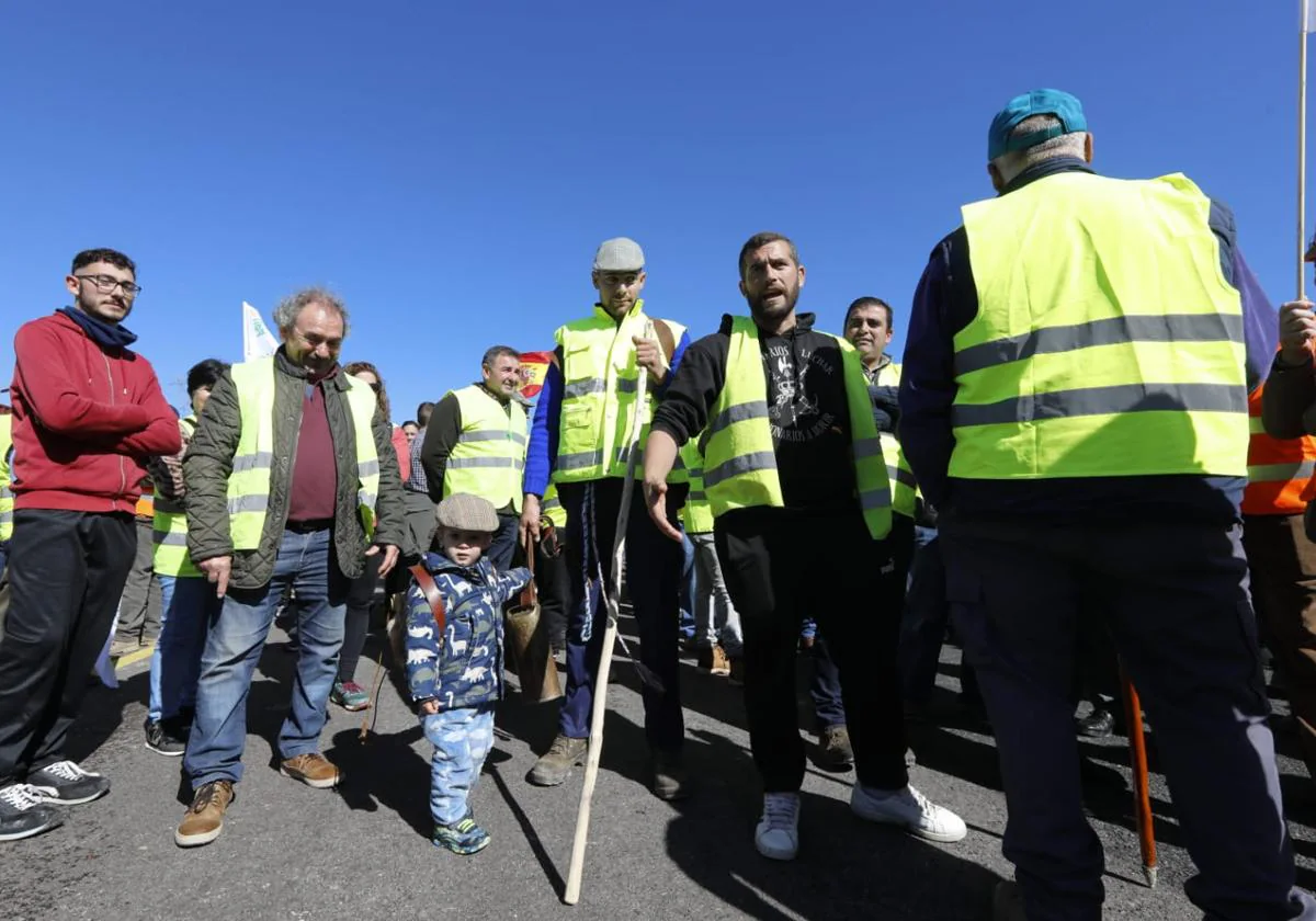 Manifestantes este martes durante el corte de la A-45