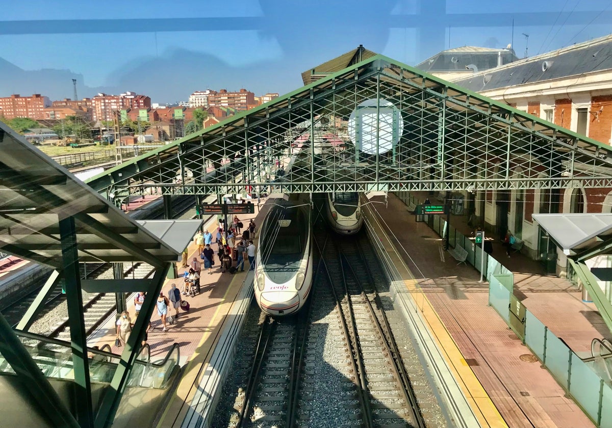 Un tren Avant en la estación de Valladolid