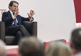 Aznar pide «gente competente» en el Gobierno y le acusa de «poner el futuro en manos de quien quiere destruir el país»