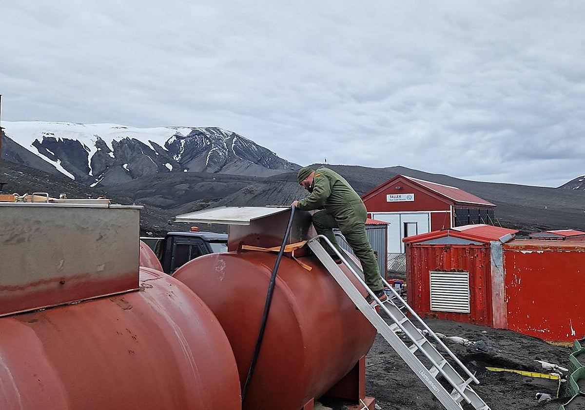 Militar del Ejército de Tierra en la base Gabriel de Castilla en la Antártida