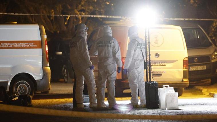 Agentes de la Guardia Civil en la escena del crimen en El Saler (Valencia)
