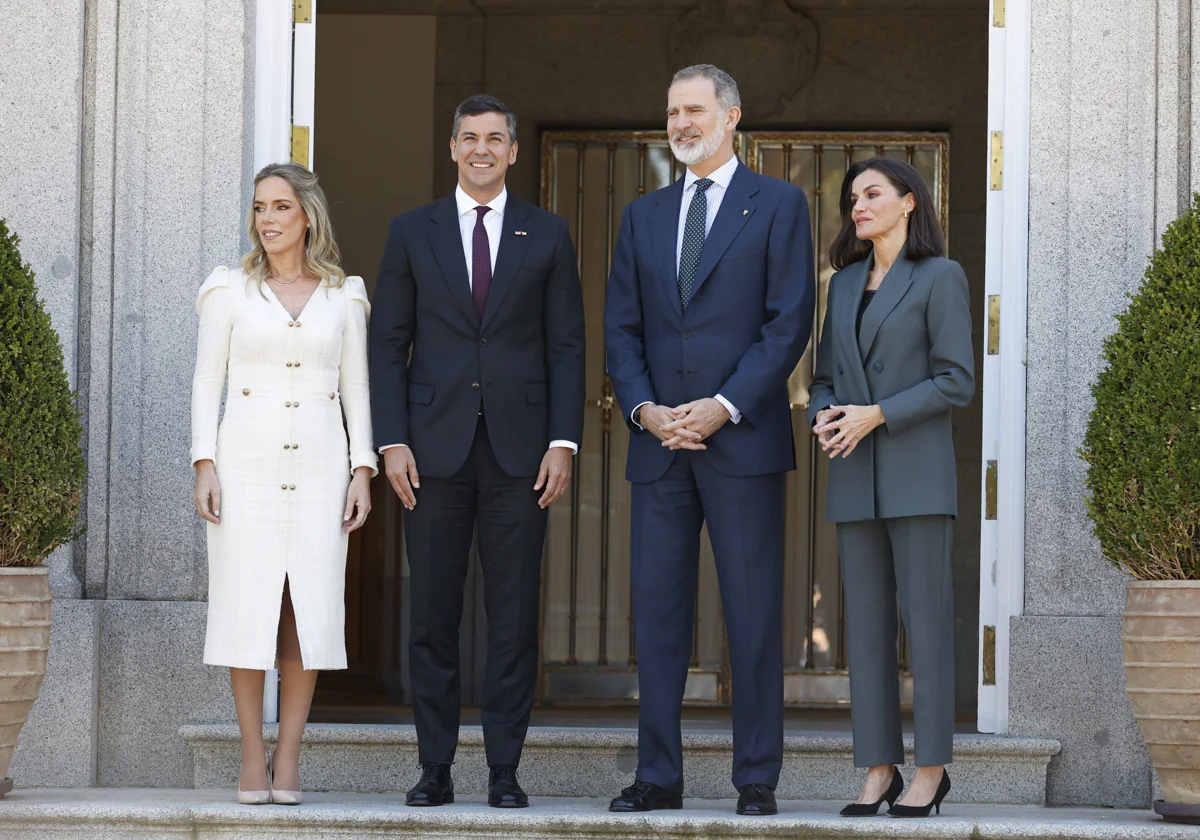 El Rey Felipe VI y la Princesa Letizia junto al presidente de Paraguay, Santiago Peña Palacios