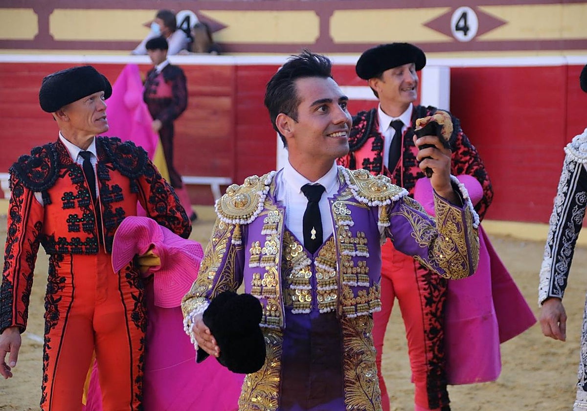 Noé Gómez del Pilar, vestido de nazareno y oro, pasea una oreja en una imagen de hace varias temporadas