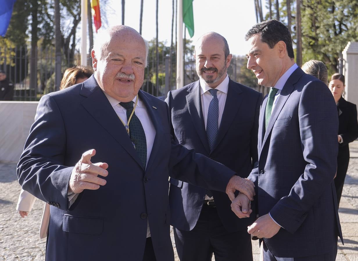 Izado de la bandera en el Parlamento de Andalucía