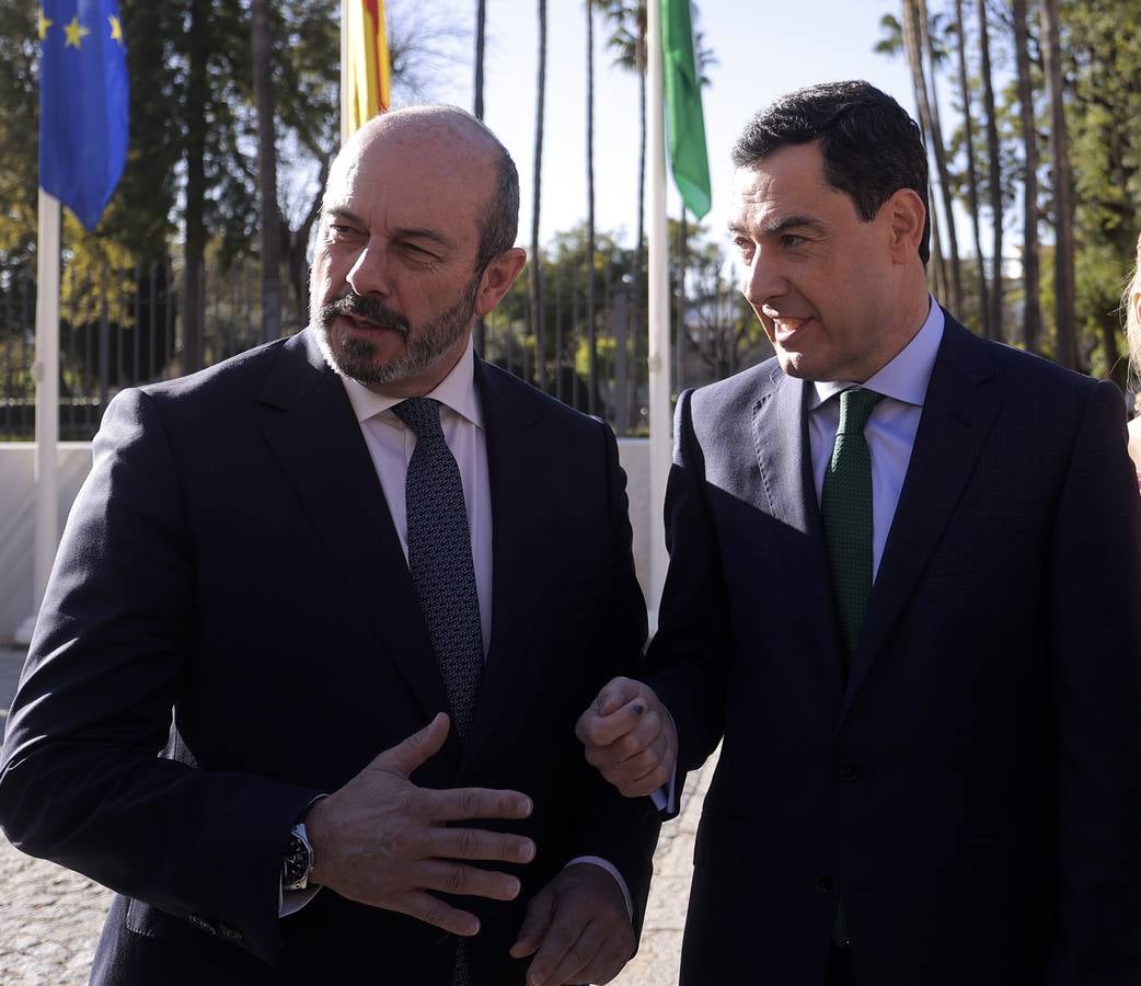 Izado de la bandera en el Parlamento de Andalucía