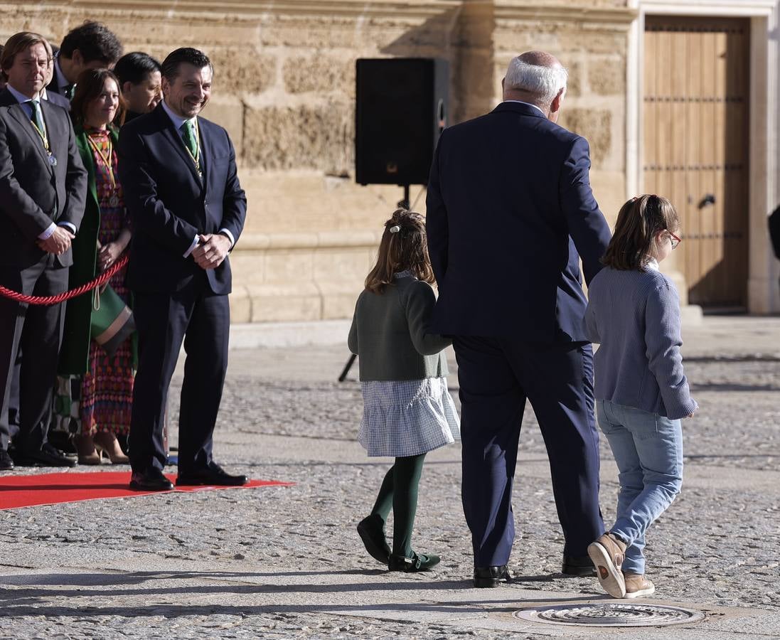 Izado de la bandera en el Parlamento de Andalucía