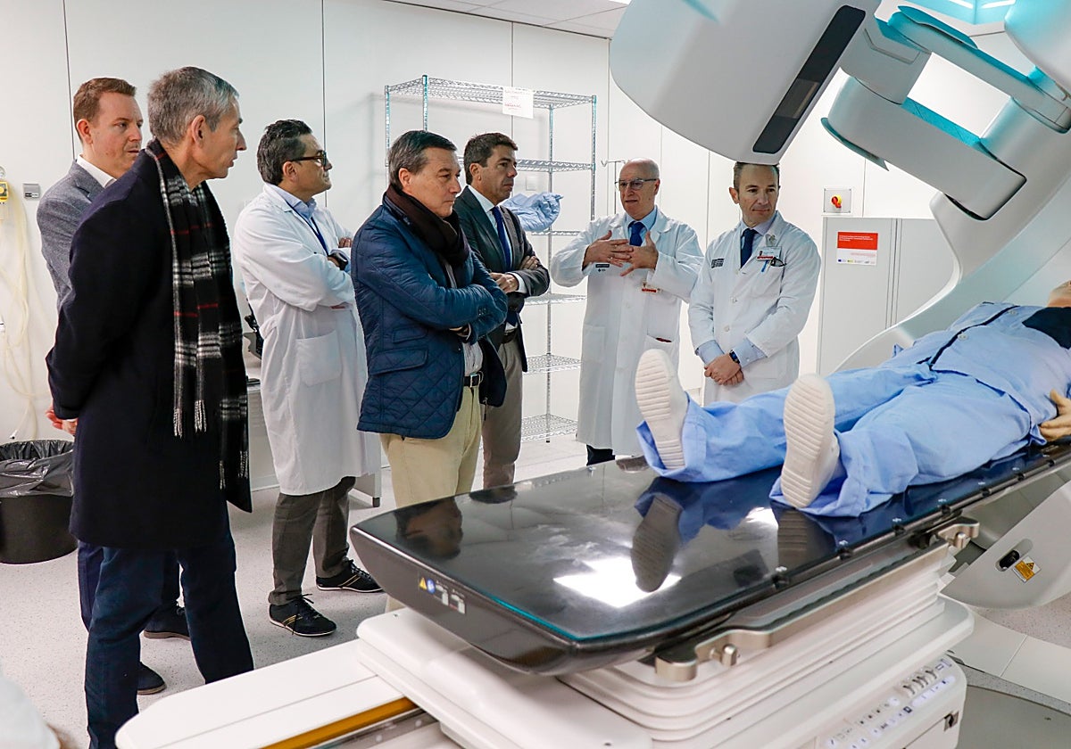 El presidente de la Generalitat, Carlos Mazón, visita las obras de la futura planta de protonterapia del Hospital La Fe de Valencia
