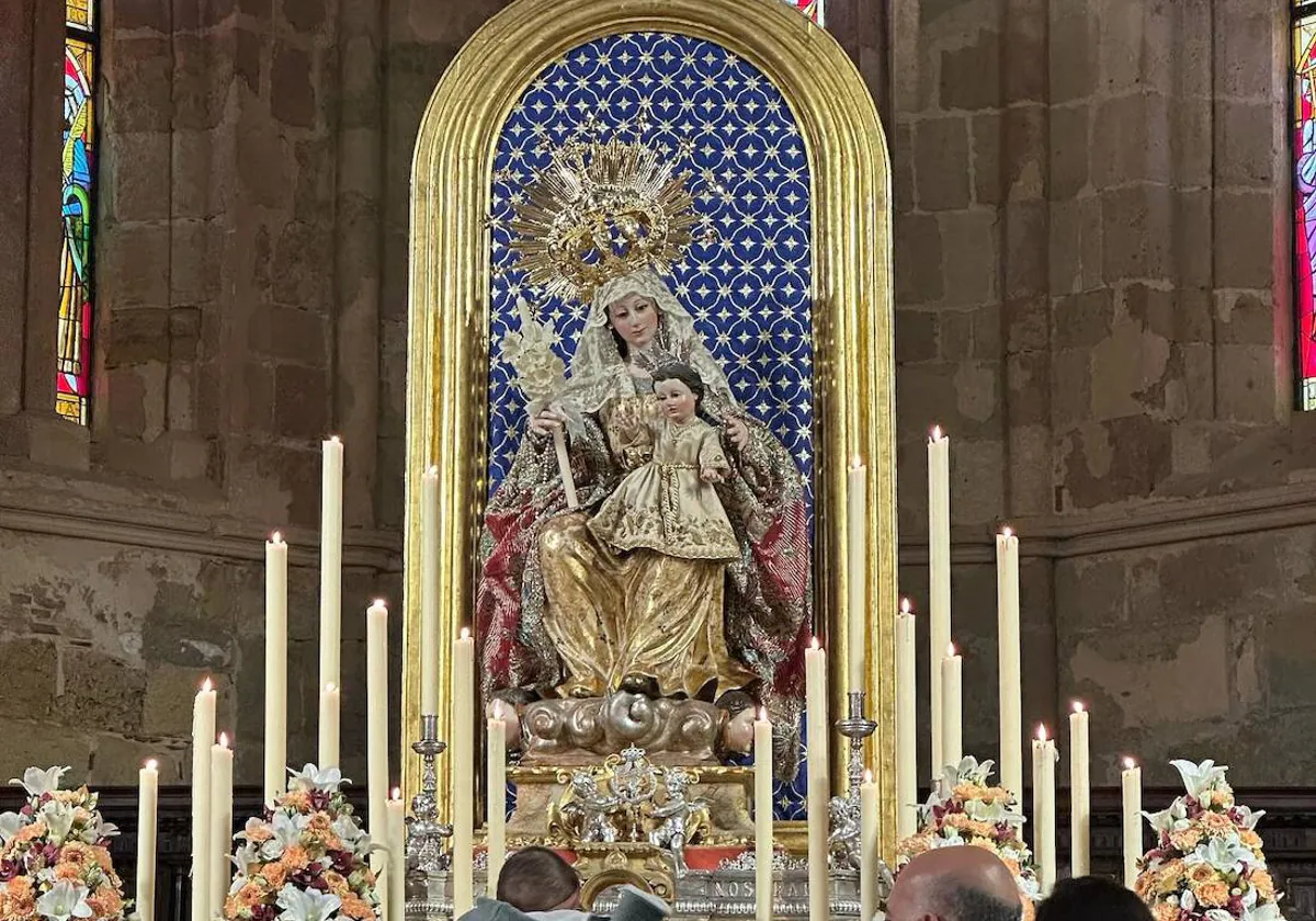 Nuestra Señora de la Luz, cotitular de la hermandad del Resucitado, durante sus cultos en Santa Marina