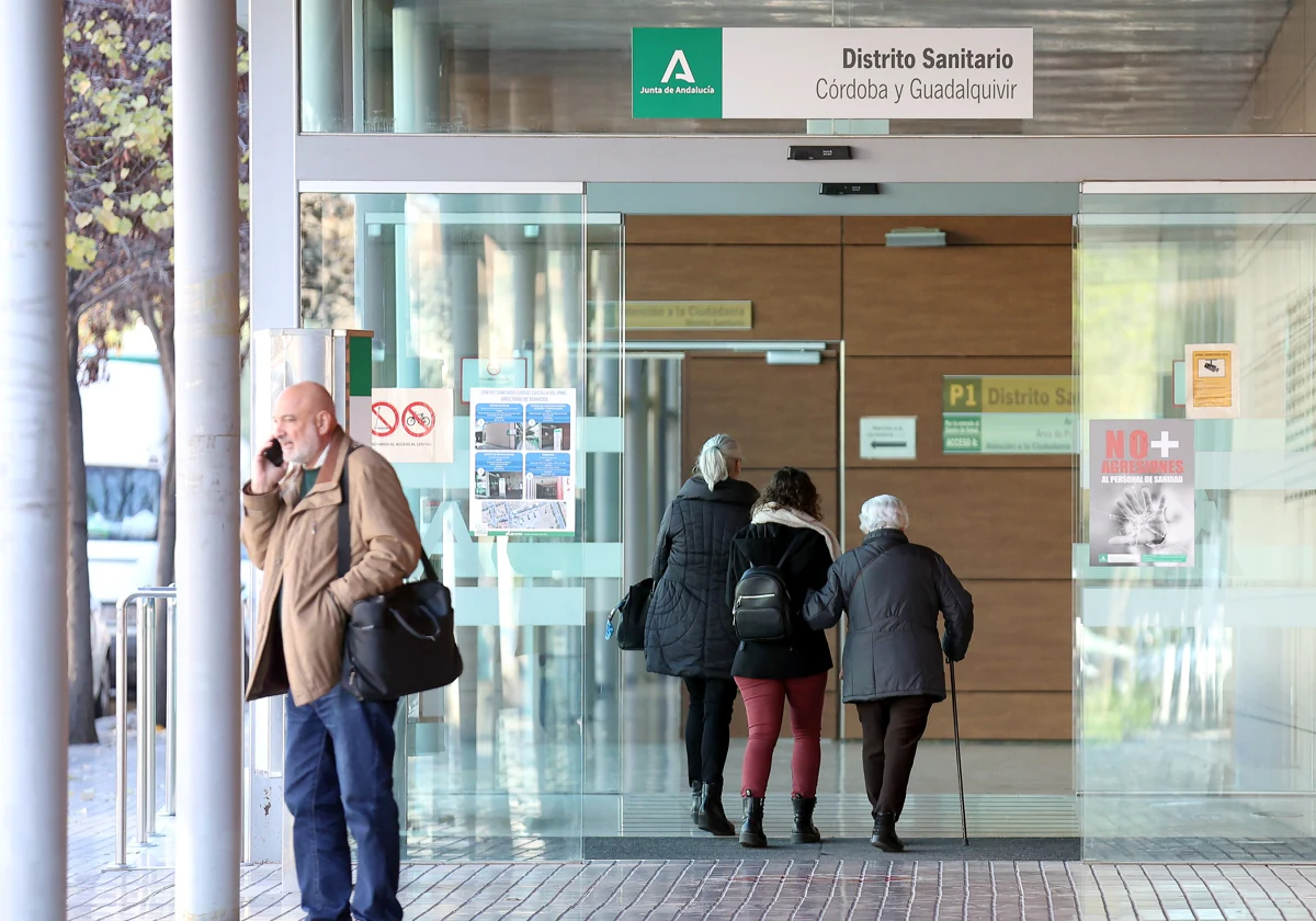 Varios usuarios entran al centro de salud Castilla del Pino de Córdoba