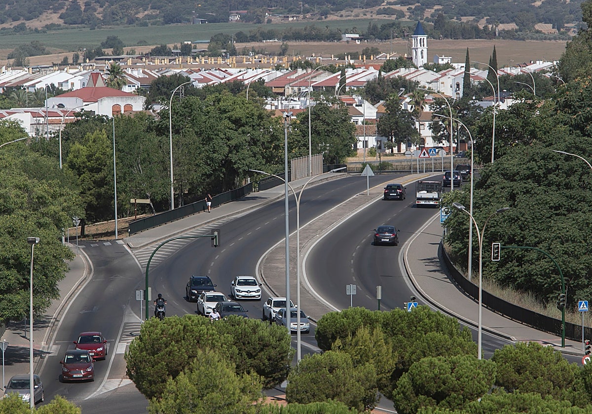 A la izquierda, el acerado del paso elevado por la A-431 y las vías del tren que entoldará el Ayuntamiento de Córdoba