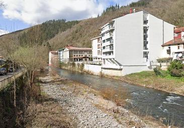 Hallan el cuerpo de una persona en el río Deva a su paso por un pueblo de Guipúzcoa