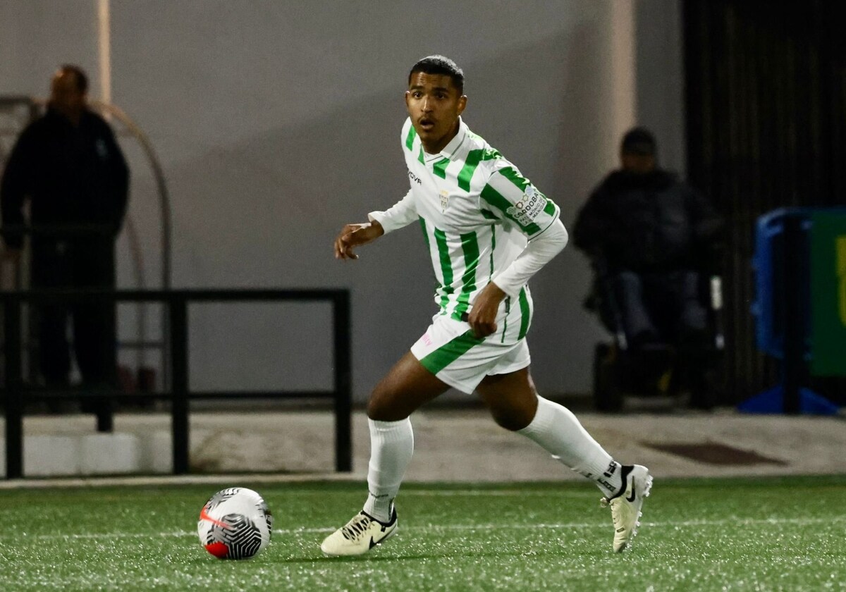 El centrocampista bareiní Hashim durante el partido en Montilla