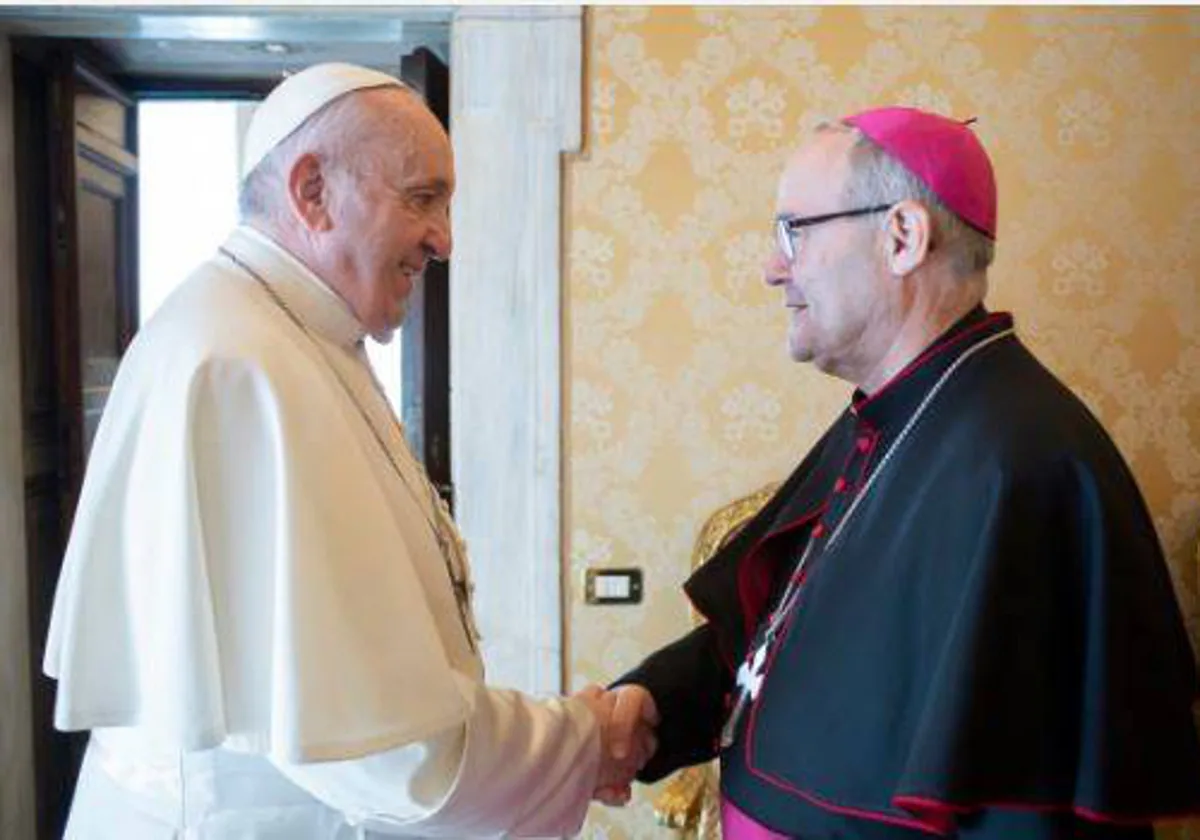 El arzobispo de Toledo saluda al Papa Francisco en una audiencia privada celebrada en 2021