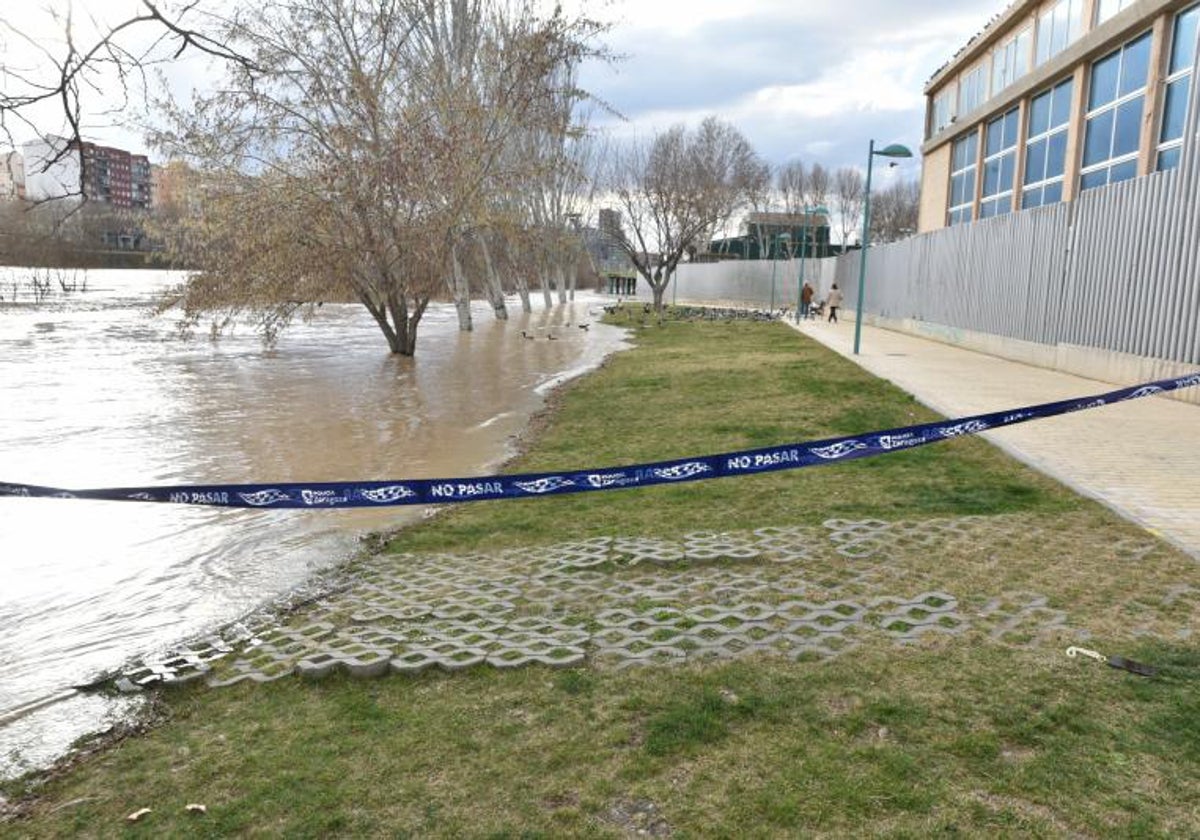 Inundaciones en Zaragoza, este jueves, por la crecida del río Ebro, con alerta amarilla del Plan de Protección Civil.