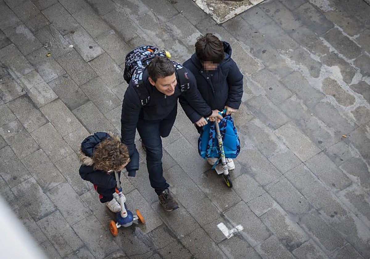 Escolares acompañados acuden a un centro educativo en la Comunidad Valenciana.