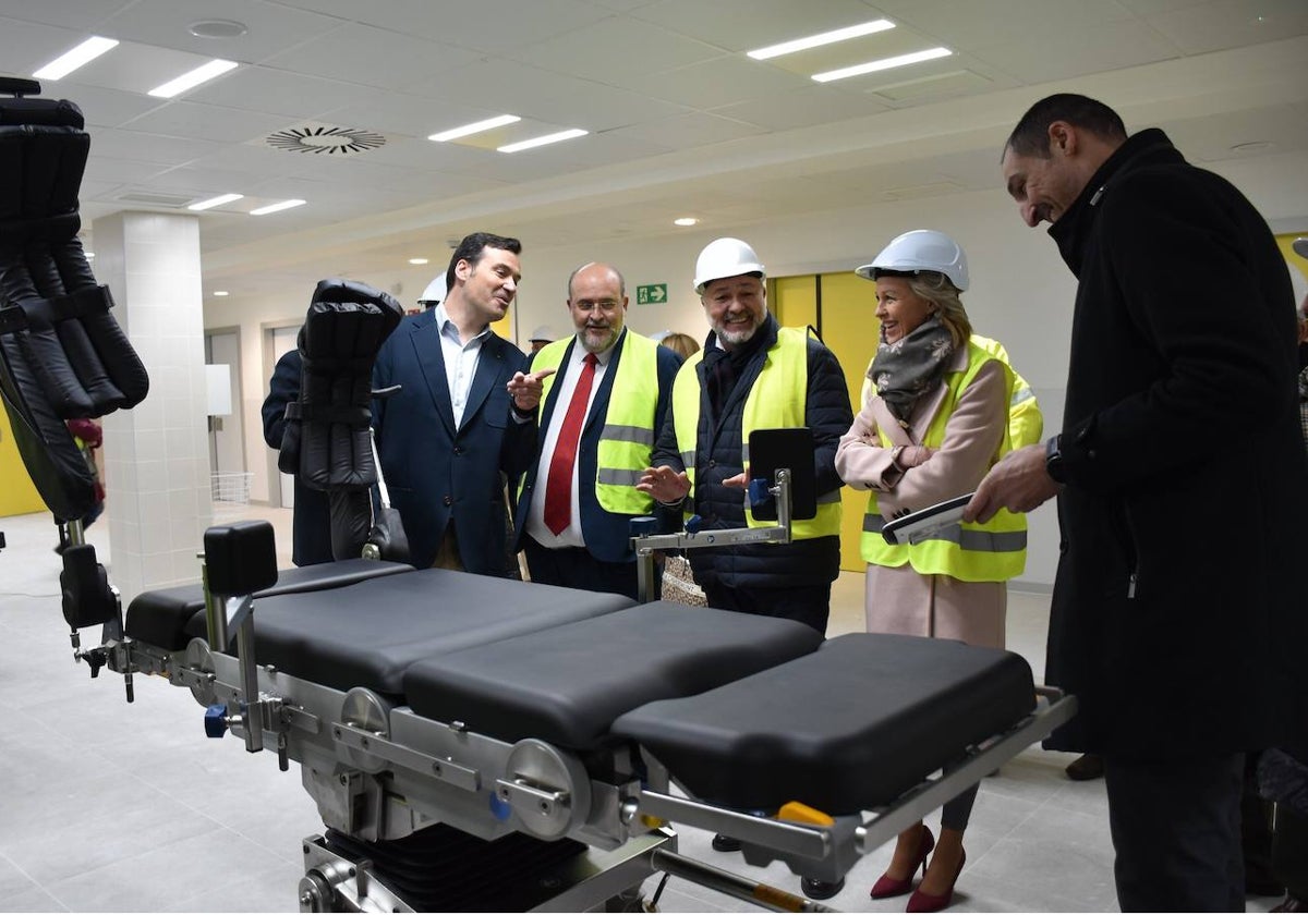 El vicepresidente primero de la Junta, José Luis Martínez Guijarro, y el alcalde de Cuenca, Darío Dolz, este jueves en el nuevo hospital