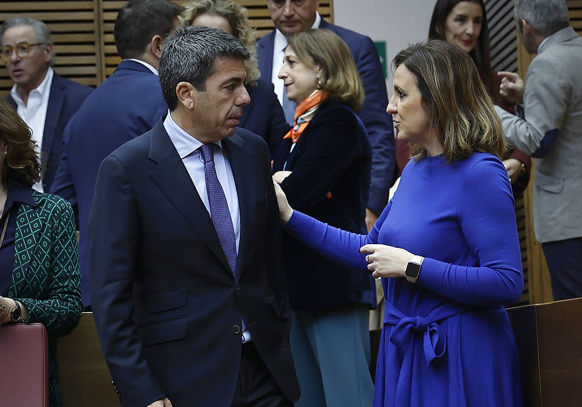 Imagen del presidente de la Generalitat, Carlos Mazón, y de la alcaldesa de Valencia, María José Catalá, este jueves en las Cortes Valencianas
