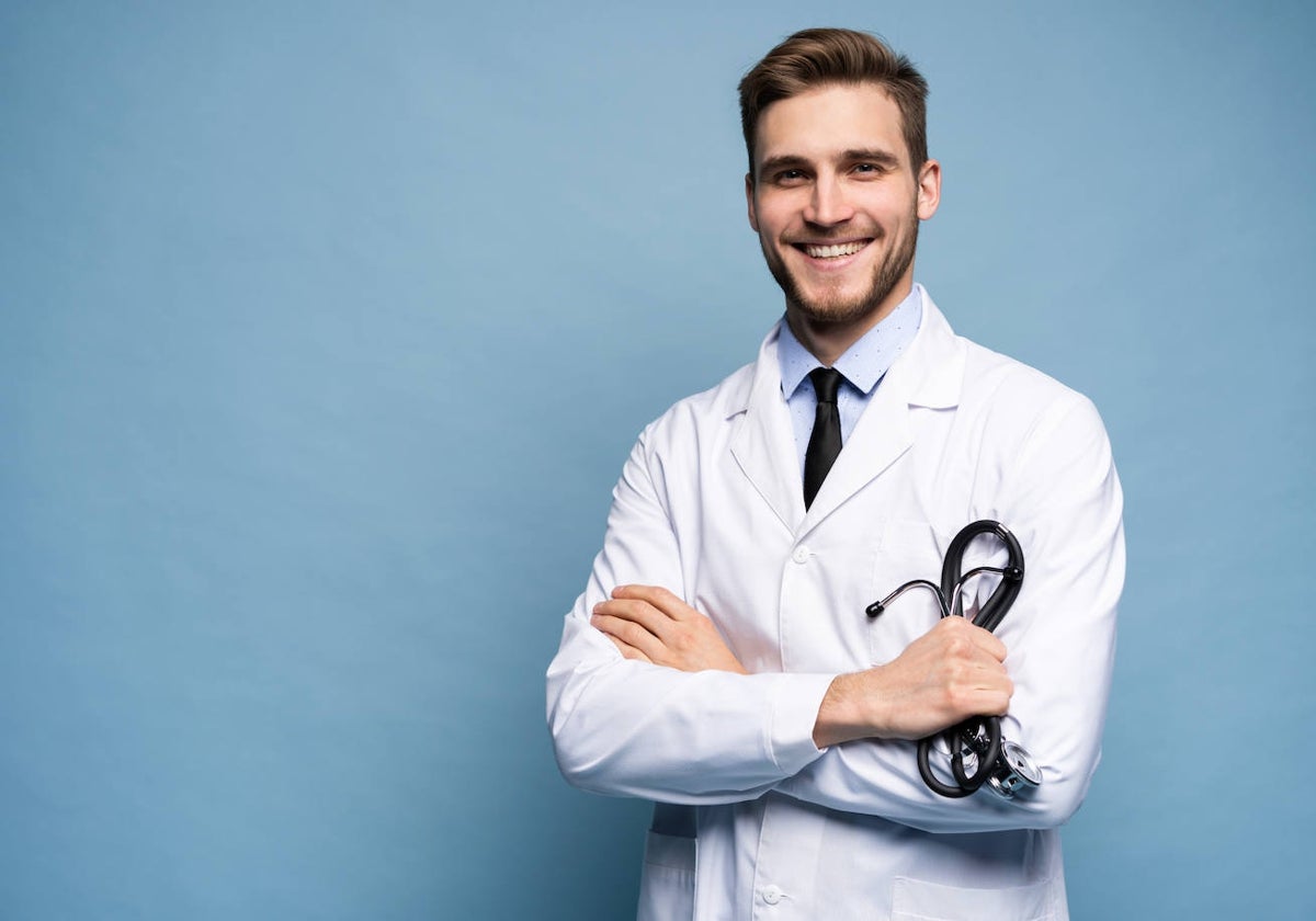 Un joven médico posa sonriente